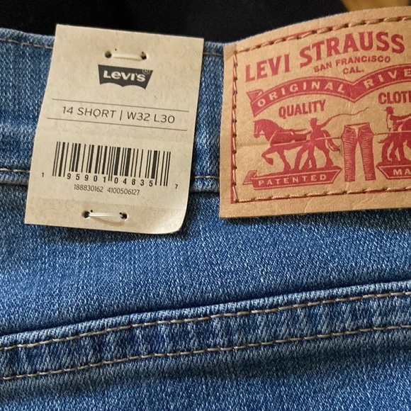 Levi's® Women's 724™M High-Rise Straight Jeans
- Slate Fixer 32
Nwt - Picture 6 of 7